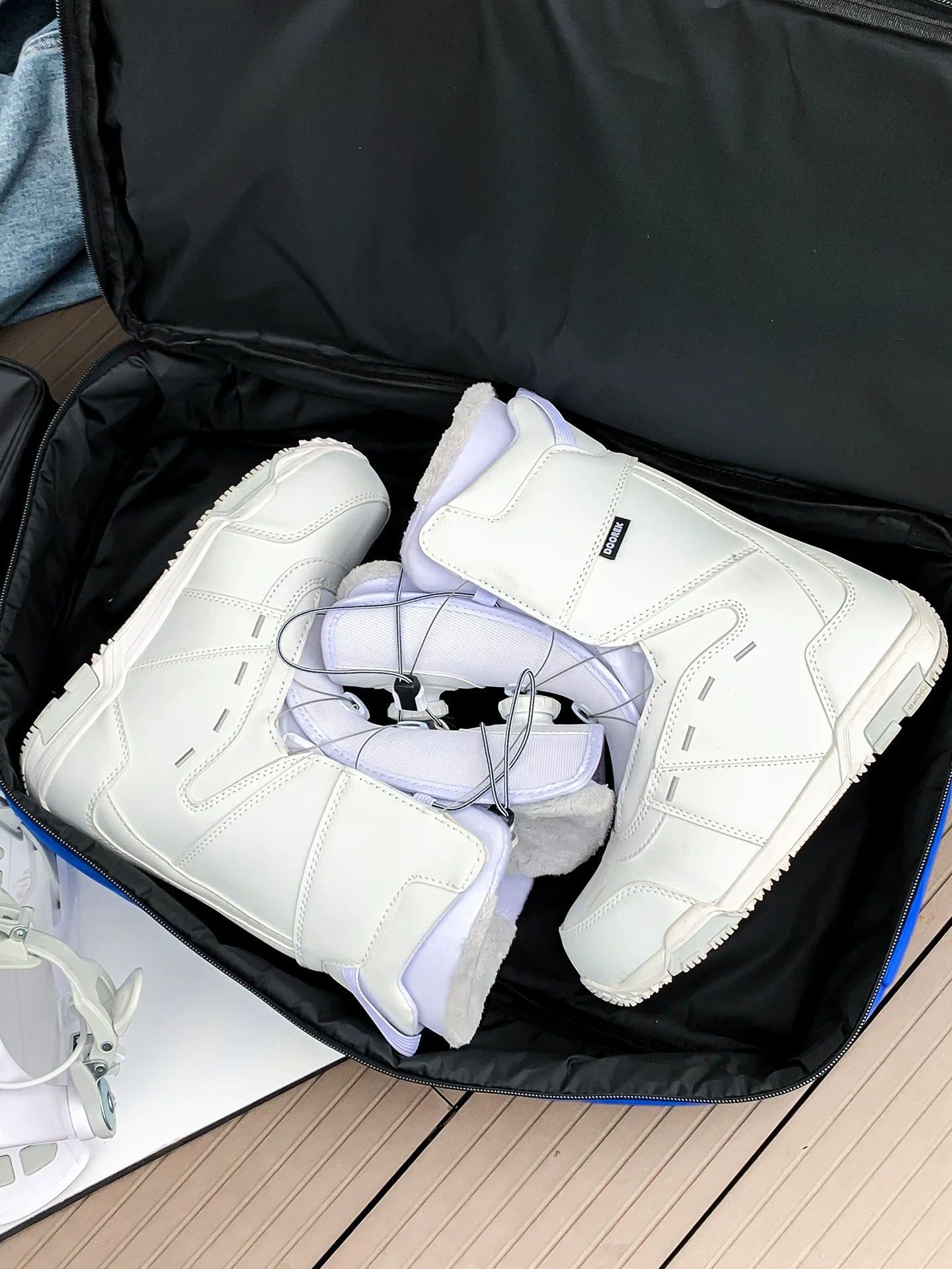 Extra Large Waterproof Travel Backpack for Business and Sports Wear-Resistant Carry-On Luggage Bag with Shoe Compartment for Fitness and Skiing